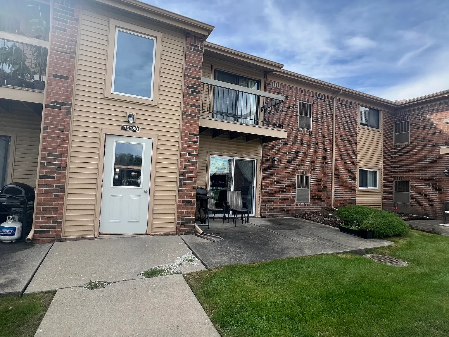 2 bed, 830 sqft, $1,300 — Photo 2