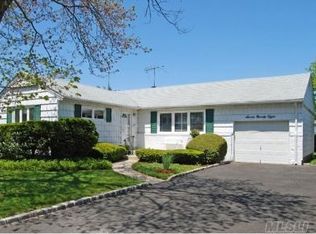 798 Princeton Rd, Franklin Square, NY 11010