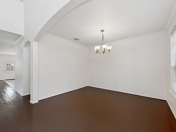 5th image of 946 Bowie Dr