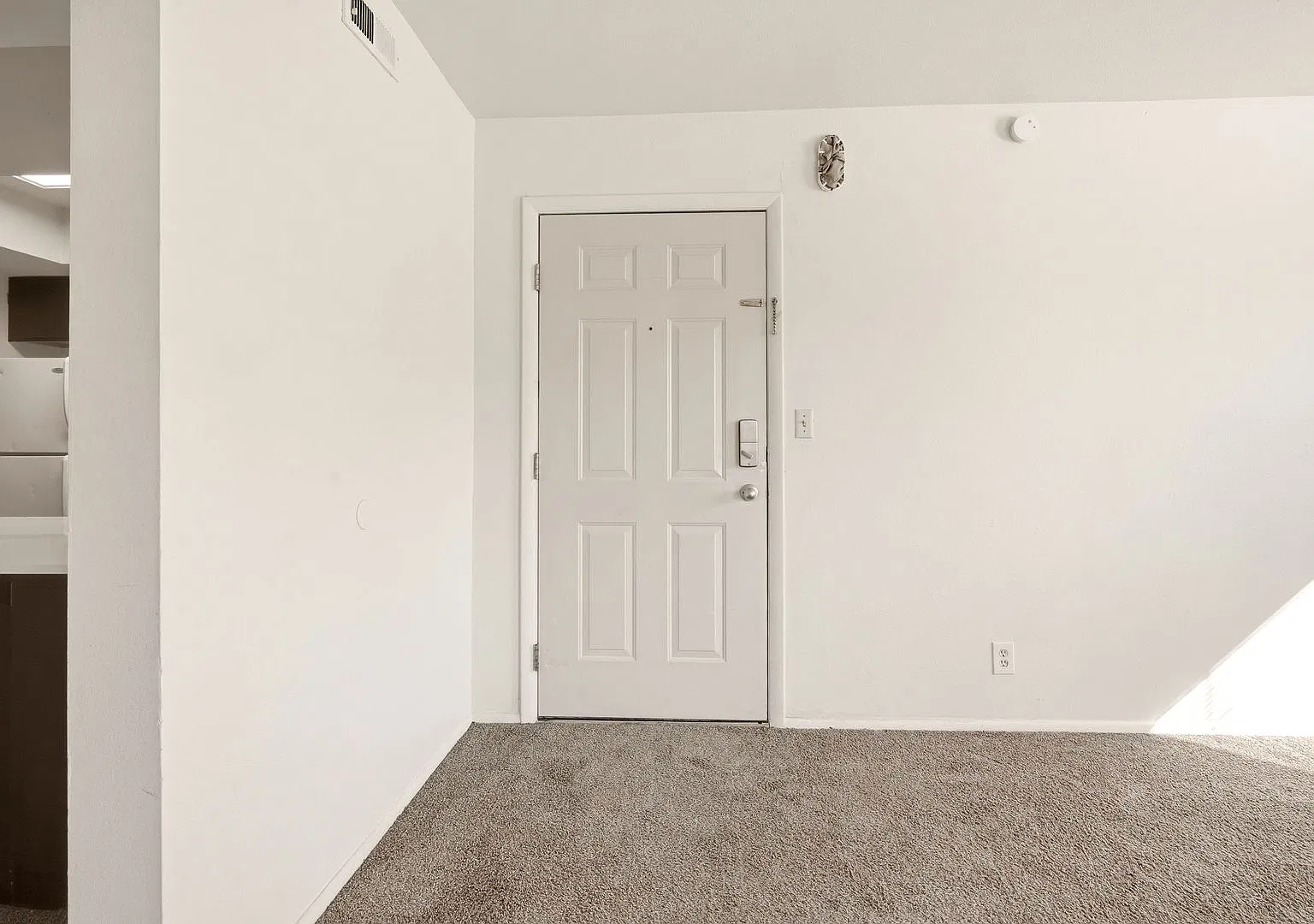 Awesome 3 Bed 2 Bath Condo Unit in Murray — Photo 3