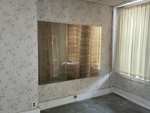 3rd image of 2318 N Market St
