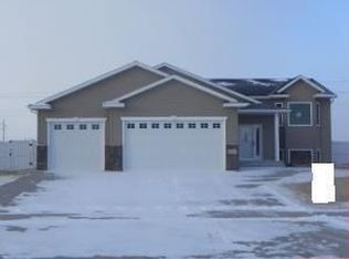 5545 Farmstead Ct S, Fargo, ND 58104