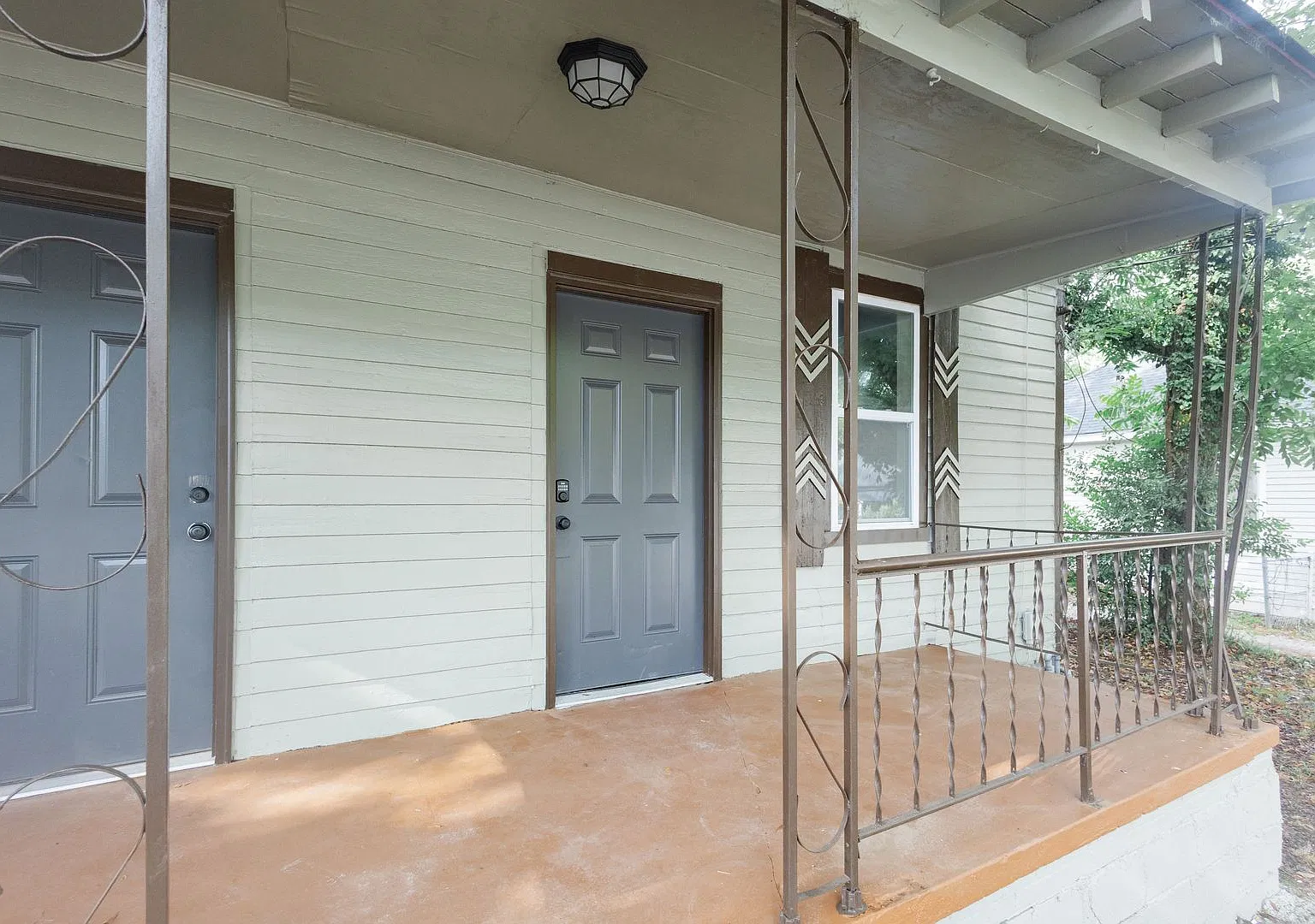 208 West Cherry - 2-BR and 1-BATH — Photo 3