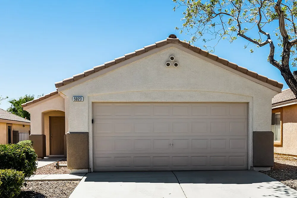 3 bed, 2.0 bath, 1301 sqft, $2,185 — Photo 1