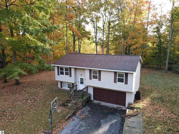 1928 Sparrow Dr, Traverse City, MI 49696