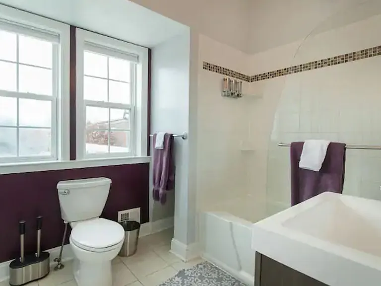 Second bedroom en suite bathroom