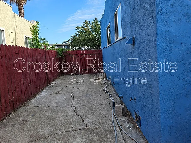126 W 10th St — Photo 12