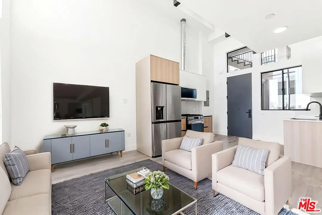 2 bed, 1.0 bath, $3,395 — Photo 2
