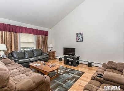 4th image of 11 Nord Park Blvd