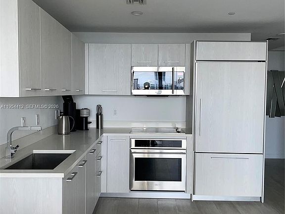 3rd image of 45 SW 9th St APT 3910