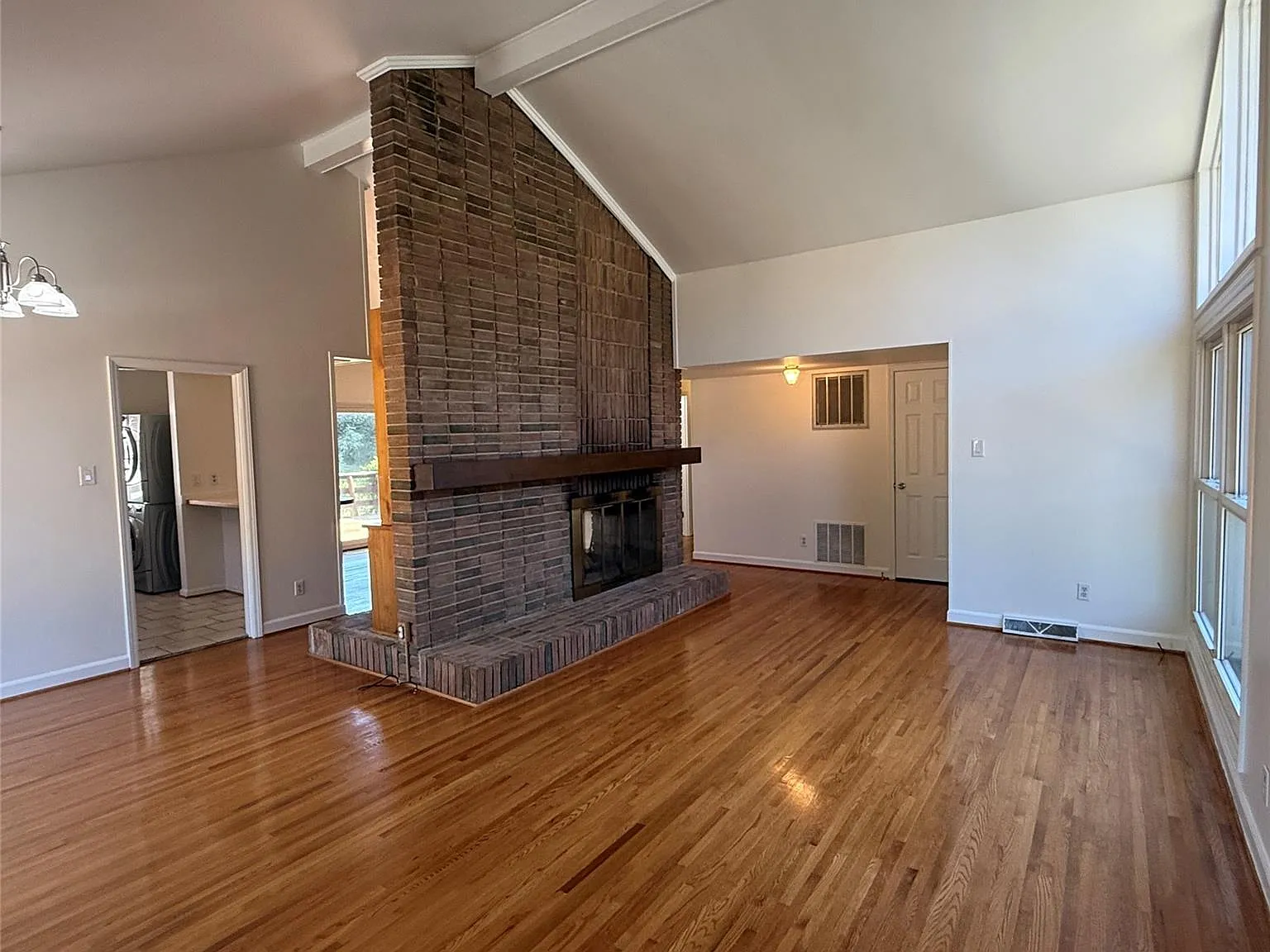3 bed, 1.5 bath, 1455 sqft, $2,700 — Photo 4