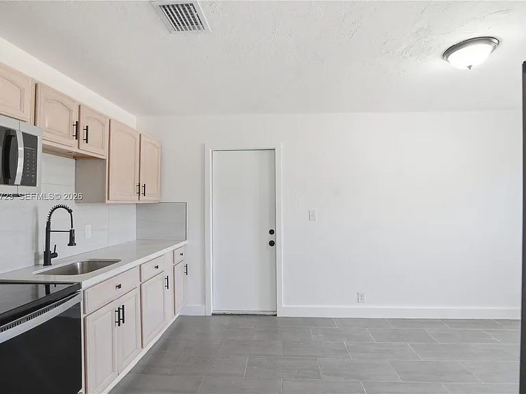 921 NW 5th Ave — Photo 11