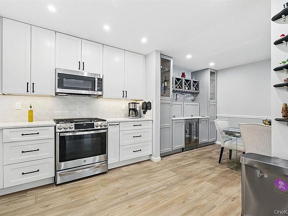 4th image of 18 Huntington Cir