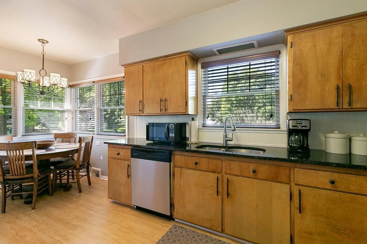 2 bed, 1.5 bath, 1365 sqft, $1,675 — Photo 4