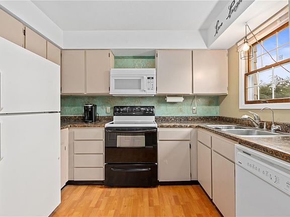 3rd image of 3967 Cambridge Dr