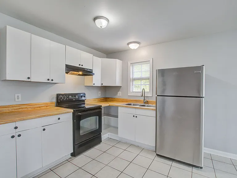 2150 Becker St — Photo 7