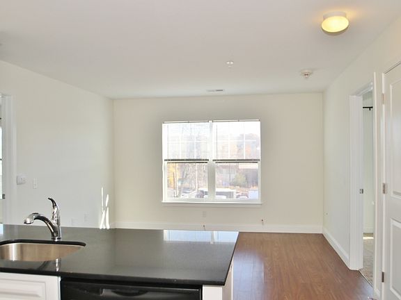 5th image of 947 Hope St APT 305