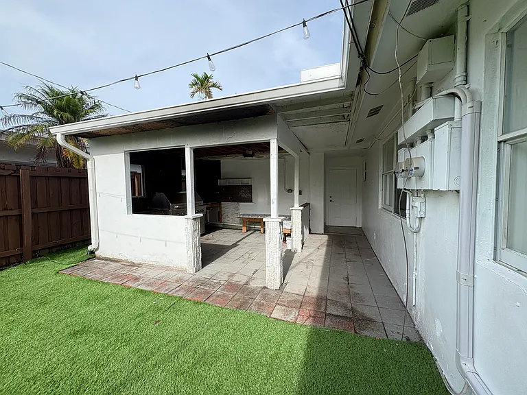 1032 NE 16th Ter — Photo 37