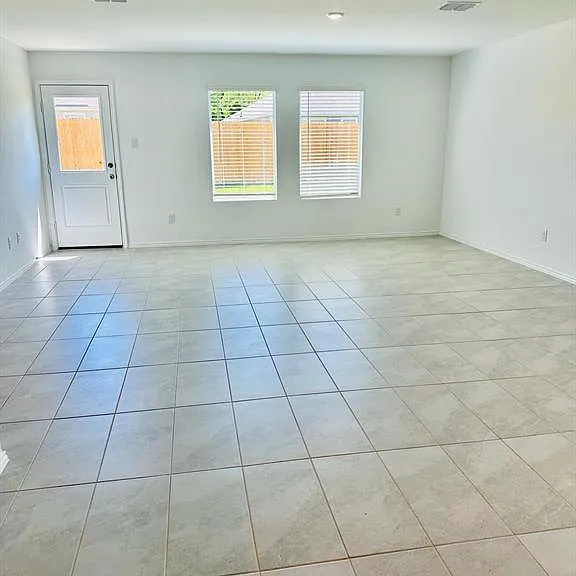 1728 Round House Ln — Photo 3