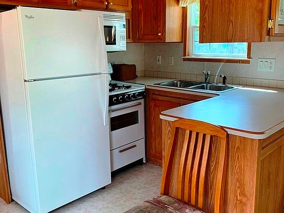 3rd image of 215 Skyway Dr