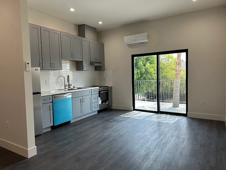 1702 S Hoover St #202 — Photo 4