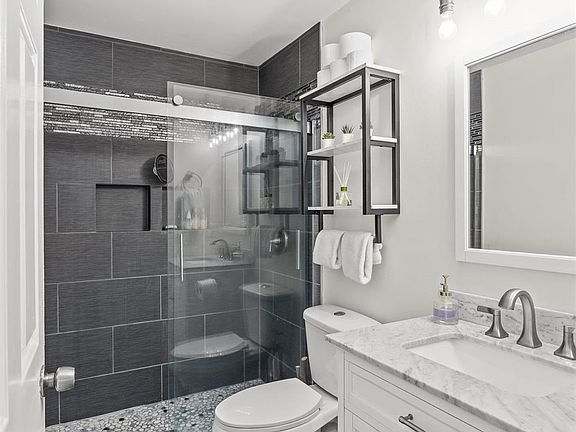 3rd image of 433 W 8th St #68