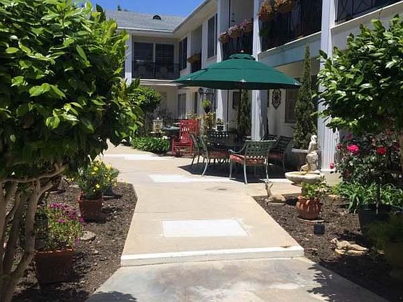 2nd image of 415 San Vicente Blvd APT 9