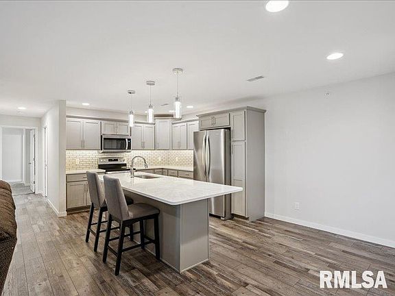 4th image of 440 E Franklin St #202