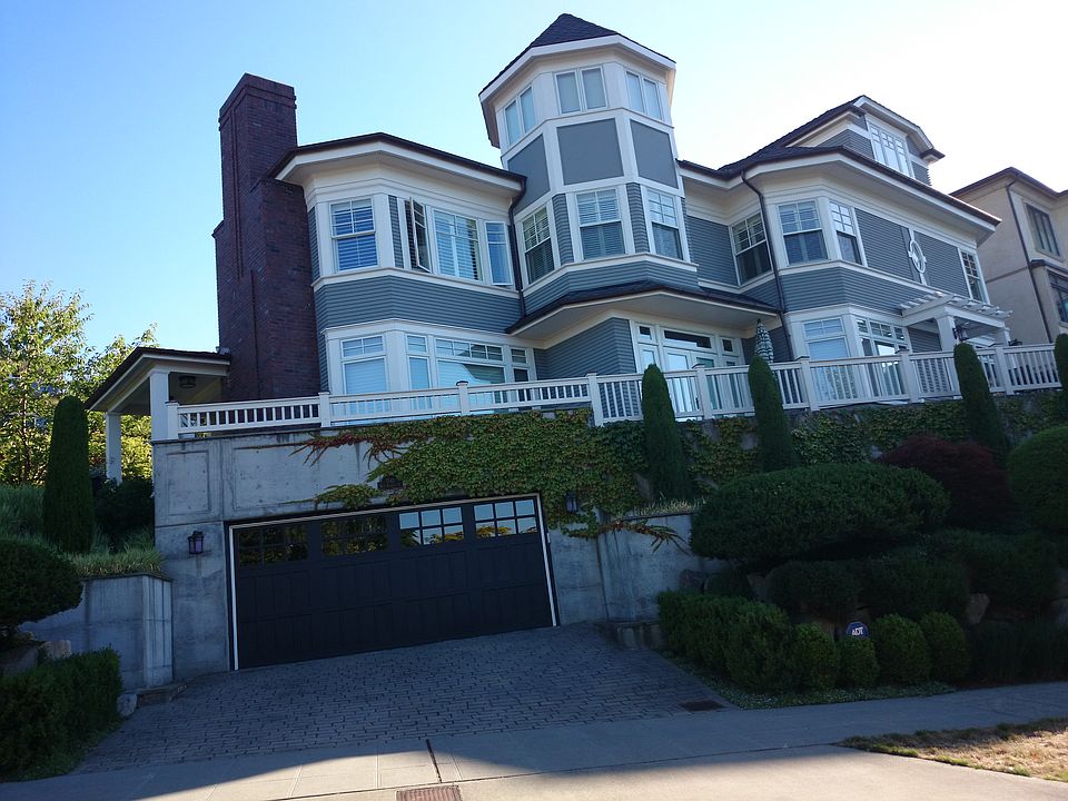 2nd image of 700 W Kinnear Pl