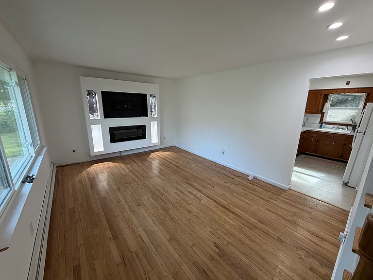 44 Pine Tree Dr — Photo 2