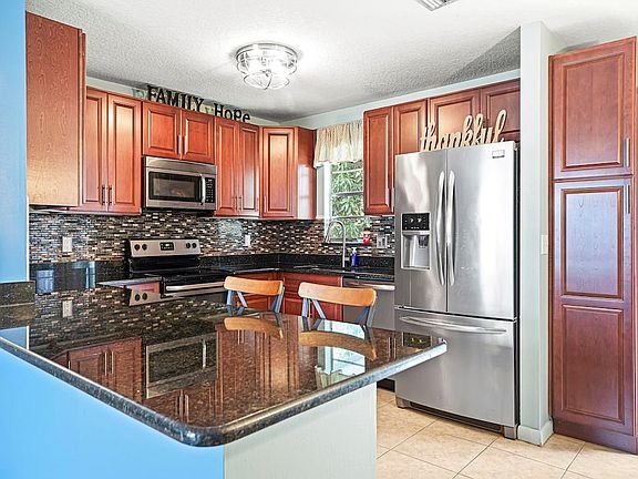 4th image of 372 SW Lakehurst Dr