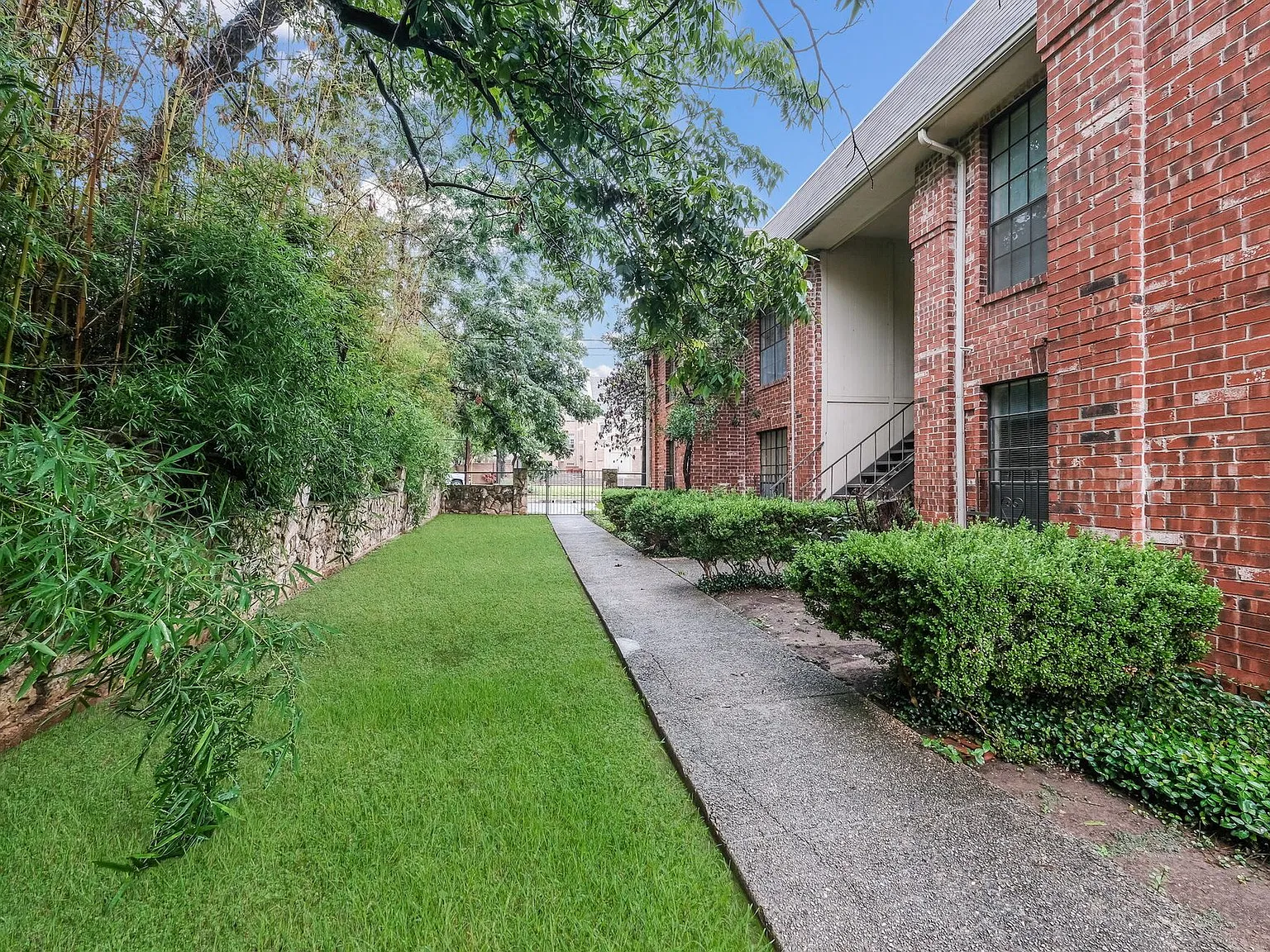 Beautiful, quiet, 1/1 in historic Monte Vista — Photo 1