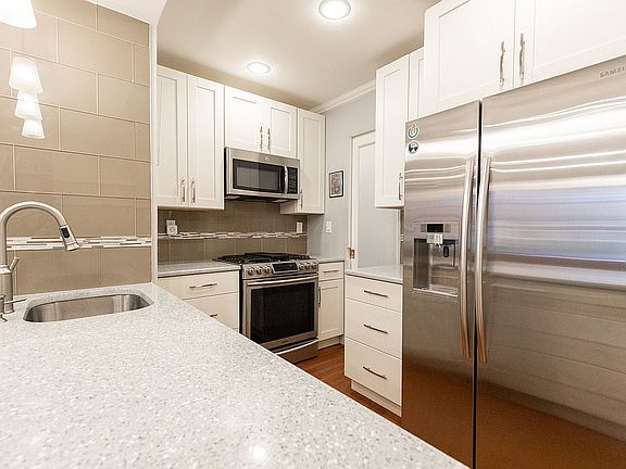 Kitchen w/ walk-in pantry