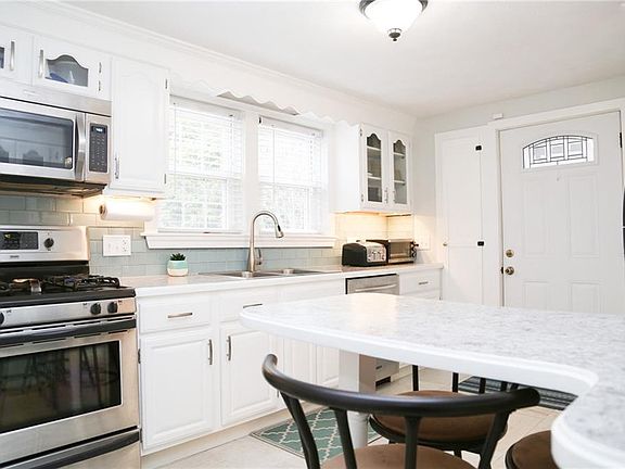 3rd image of 325 Oaklawn Ave