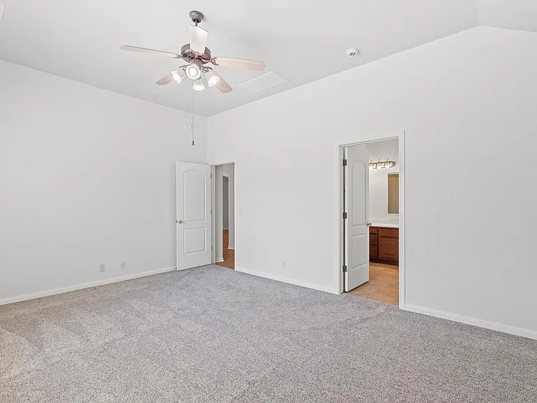 209 Canterbury Dr — Photo 18