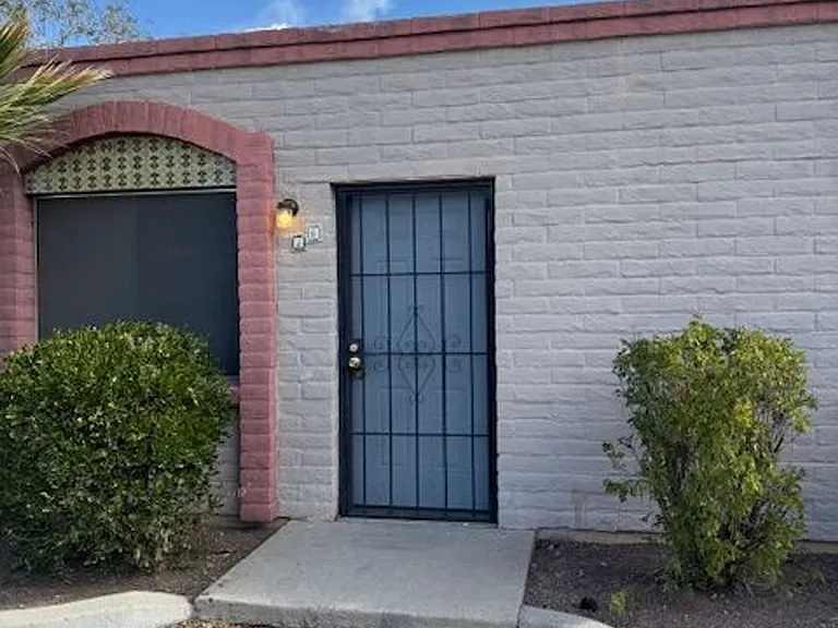 446 E Pastime Rd — Photo 2