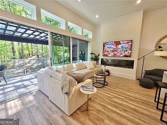 3rd image of 104 Waterview Ct