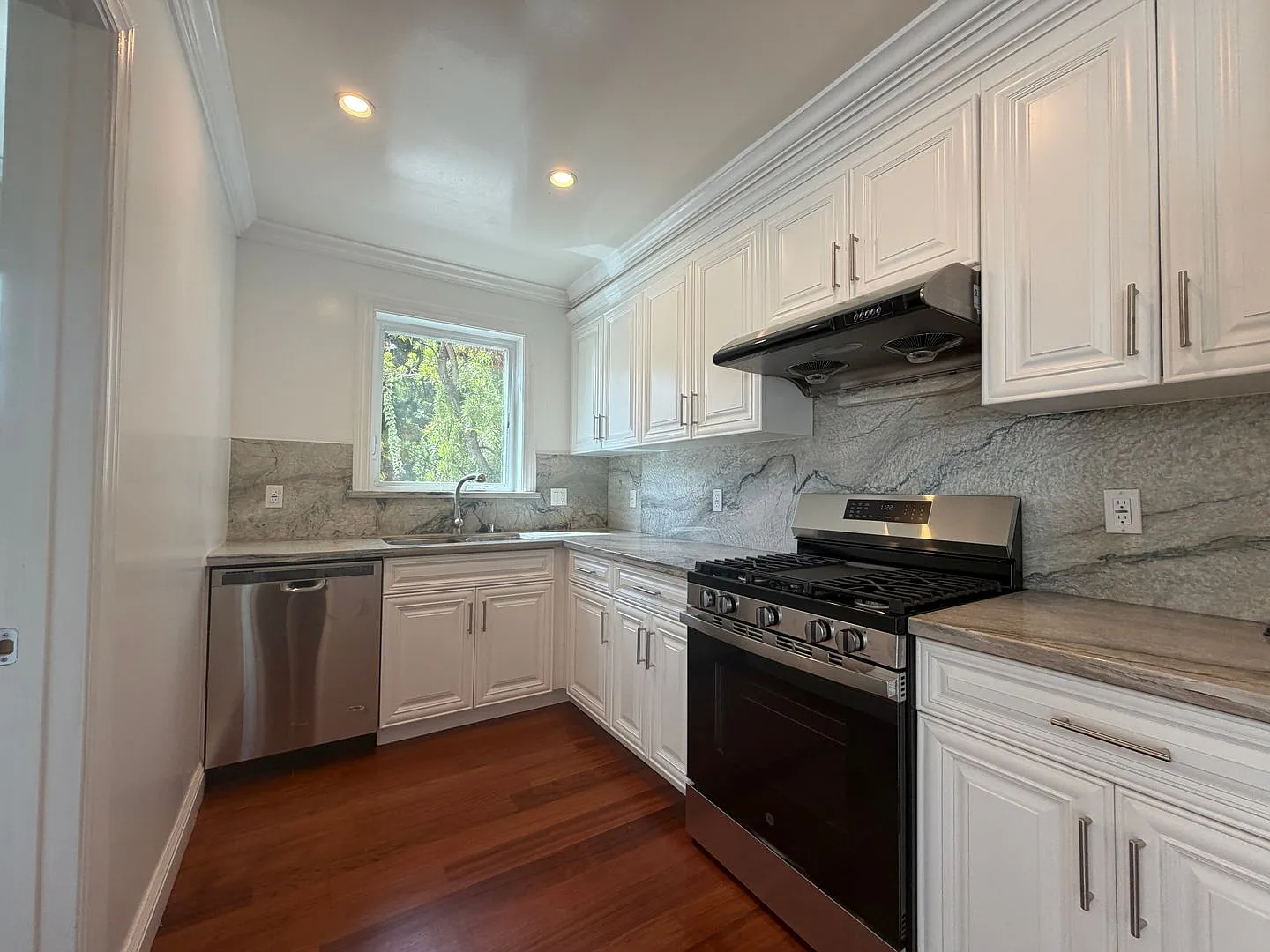 Six Bedrooms in Convenient Location!! — Photo 3