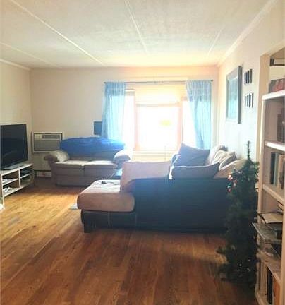 4th image of 3512 Bryant Ave S #205