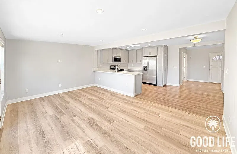 3 bed, 2.0 bath, 1400 sqft, $3,900 — Photo 2