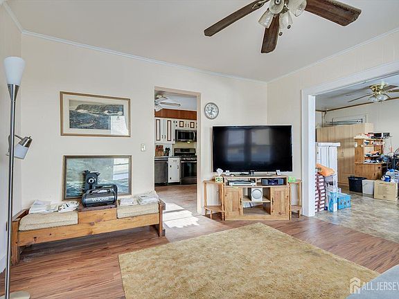 5th image of 325 Hancock St