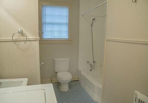 4th image of 1401 S Washington Ave APT A