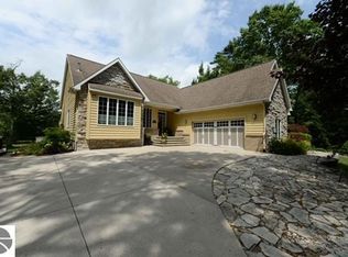 7021 Lakewood Dr, Oscoda, MI 48750