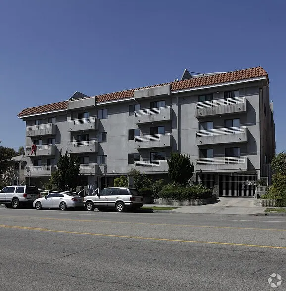 Prime West LA - Barrington and Pico — Photo 2