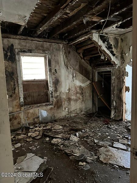 4th image of 935 Davis Terrace