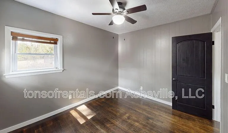 423 Crest Rd — Photo 16