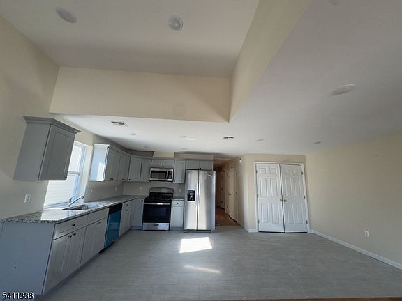 5th image of 487 S 18th St Unit 2