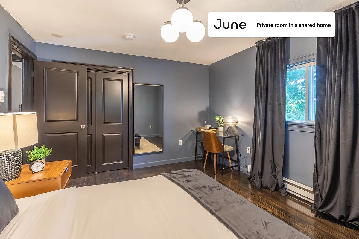 Queen bedroom in 6 bed/4 bath home in Brighton #206 E — Photo 2