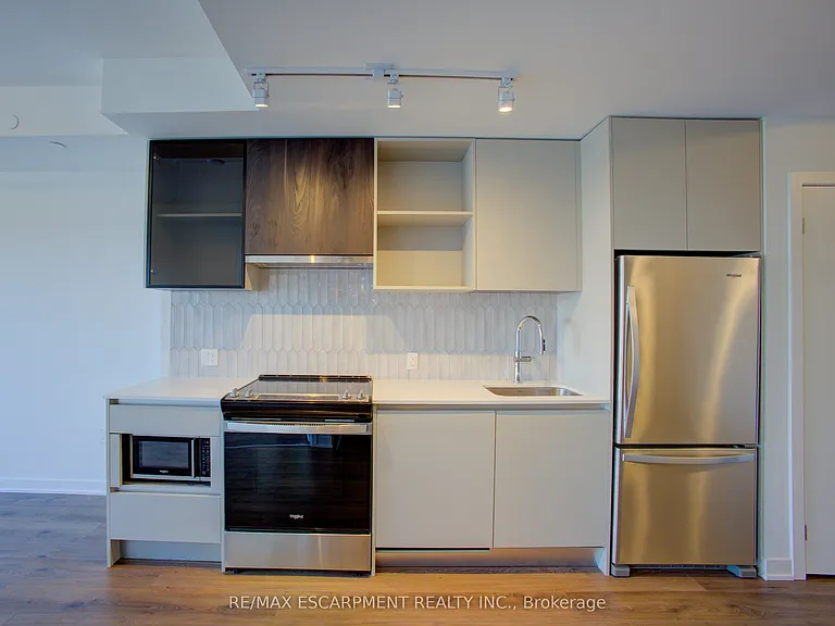 395 Dundas St W #413 — Photo 11