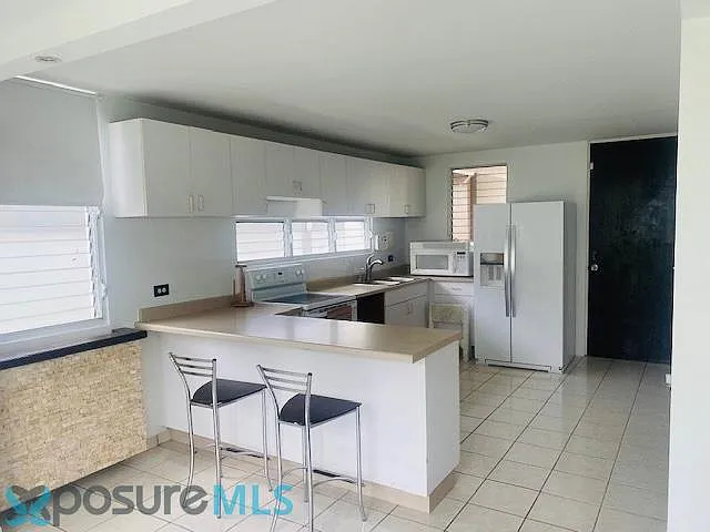 4 bed, 2.5 bath, 2500 sqft — Photo 2